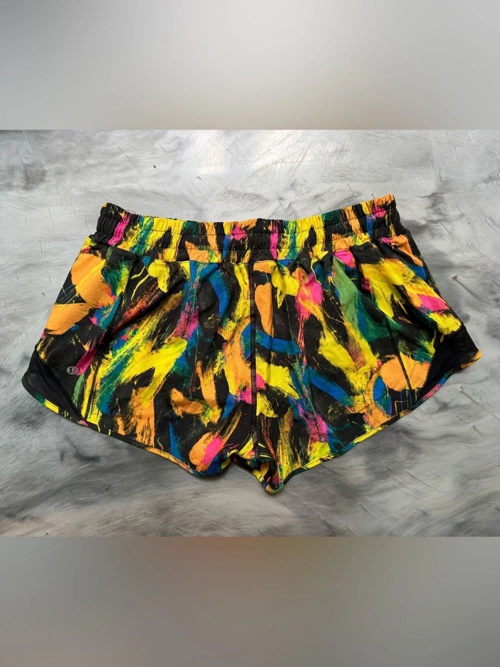 NWT New LULULEMON Low Rise Hotty Hot 2.5” Shorts Undertone Black Rainbow UNBM 10 - Picture 2 of 3